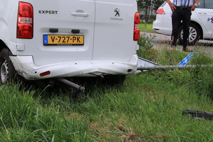 Aanhangwagen slaat over de kop na aanrijding
