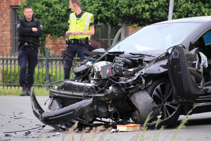 Aanhangwagen slaat over de kop na aanrijding