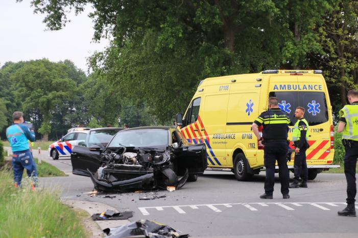 Aanhangwagen slaat over de kop na aanrijding