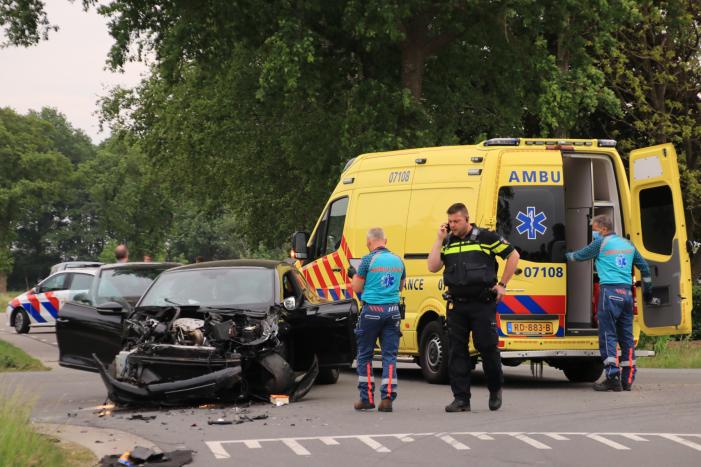 Aanhangwagen slaat over de kop na aanrijding