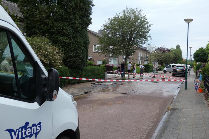 Bewoners gebruiken water na leidingbreuk voor eigen tuin