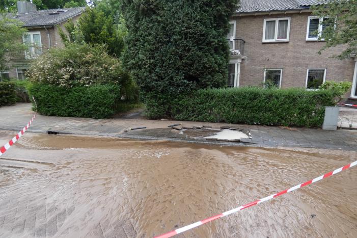 Bewoners gebruiken water na leidingbreuk voor eigen tuin