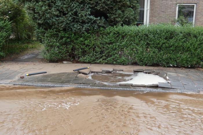 Bewoners gebruiken water na leidingbreuk voor eigen tuin