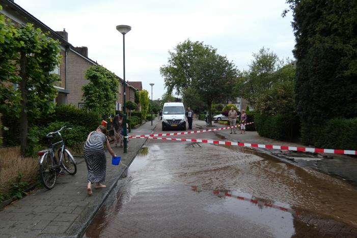 Bewoners gebruiken water na leidingbreuk voor eigen tuin