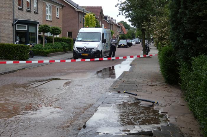 Bewoners gebruiken water na leidingbreuk voor eigen tuin
