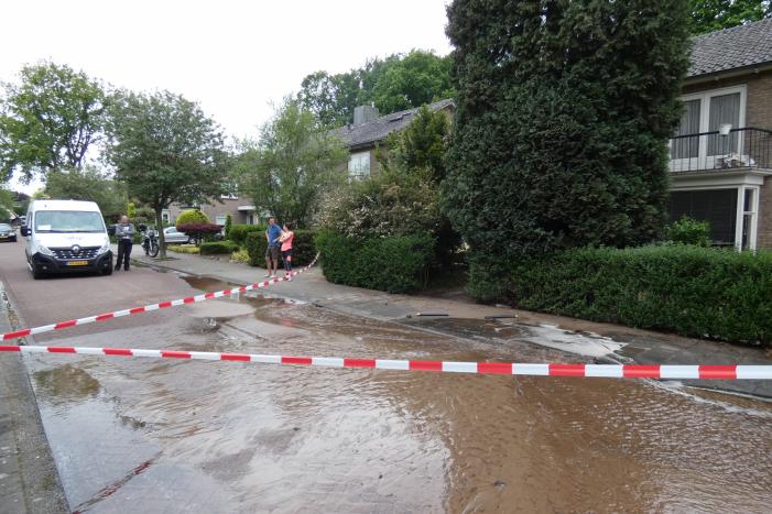 Bewoners gebruiken water na leidingbreuk voor eigen tuin