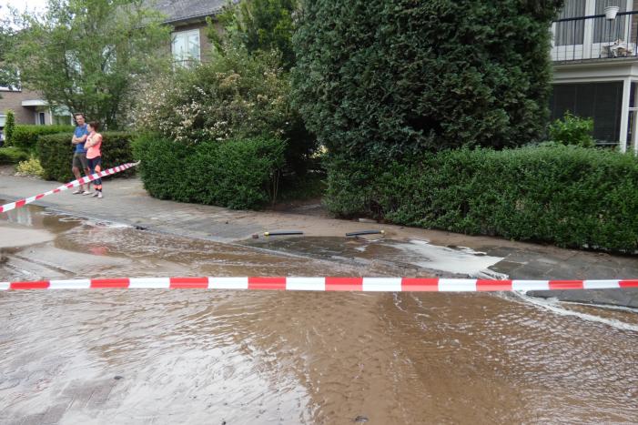 Bewoners gebruiken water na leidingbreuk voor eigen tuin