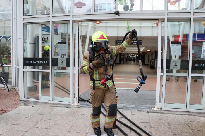 Flinke brand bij winkelcentrum Koperwiek