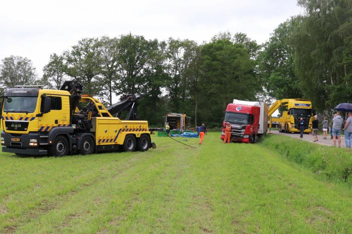 Vrachtwagen belandt in weiland bij uitwijkmanoeuvre