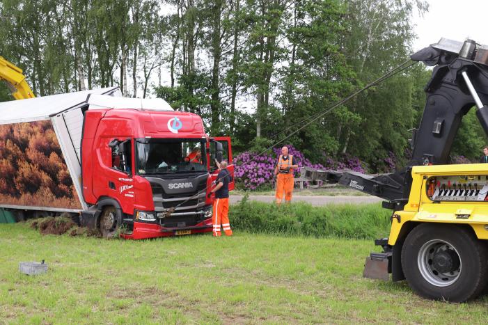 Vrachtwagen belandt in weiland bij uitwijkmanoeuvre