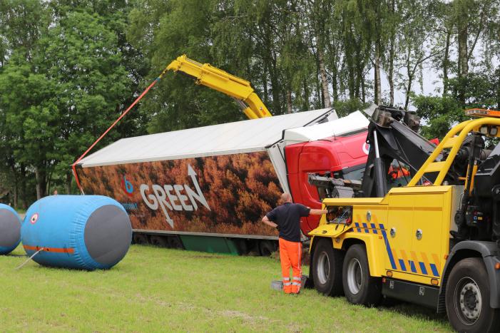 Vrachtwagen belandt in weiland bij uitwijkmanoeuvre