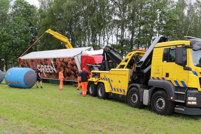 Vrachtwagen belandt in weiland bij uitwijkmanoeuvre