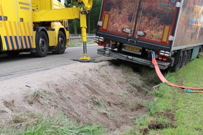 Vrachtwagen belandt in weiland bij uitwijkmanoeuvre