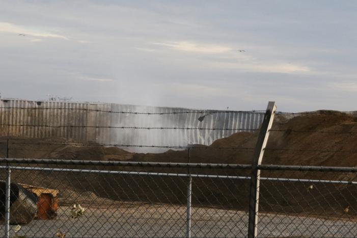 Veel rook zichtbaar in grote berg onbekend materiaal