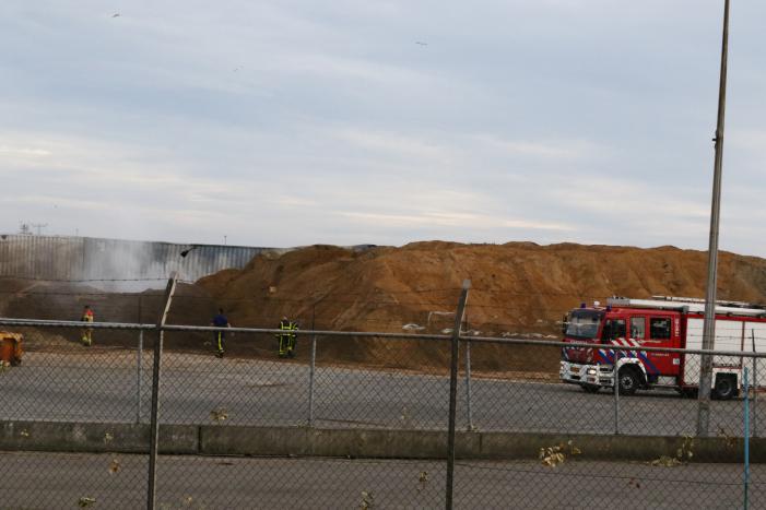 Veel rook zichtbaar in grote berg onbekend materiaal