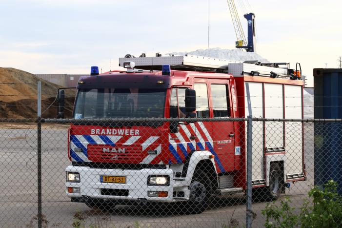 Veel rook zichtbaar in grote berg onbekend materiaal