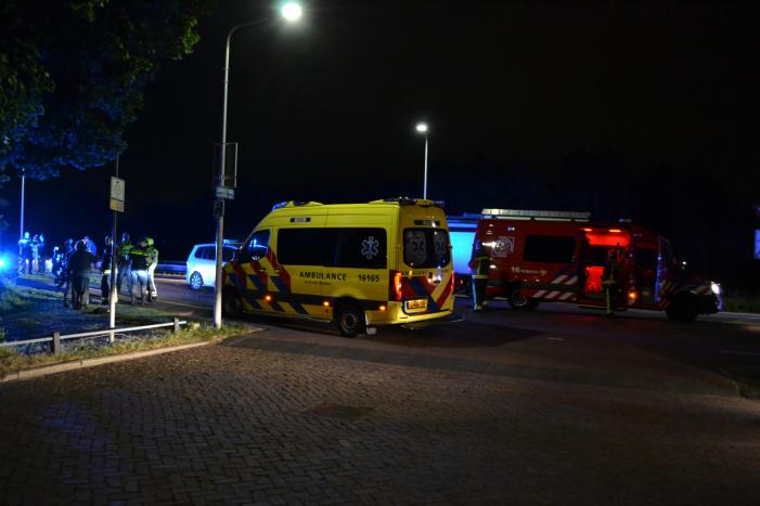 Vrouw zwaargewond uit sloot gehaald