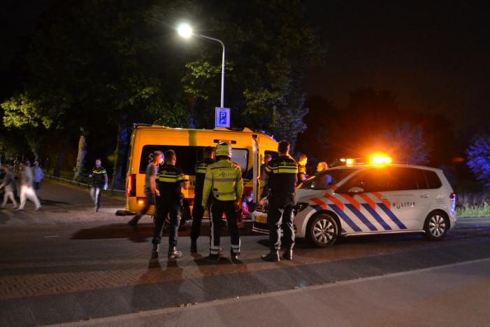 Vrouw zwaargewond uit sloot gehaald