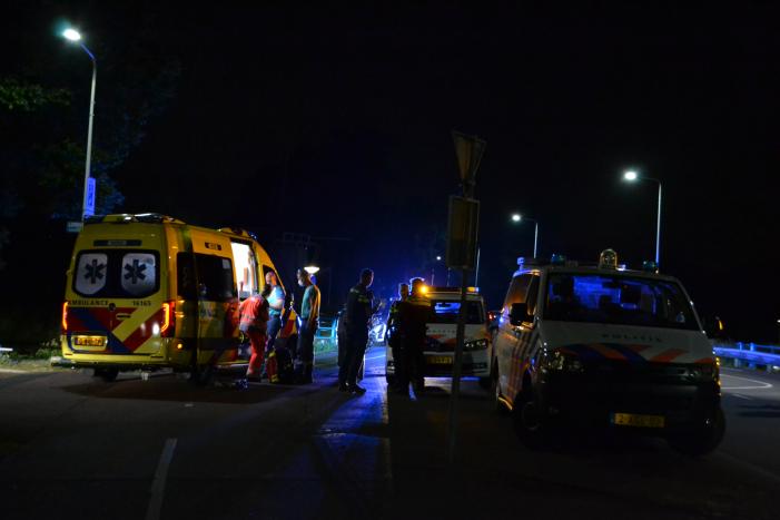 Vrouw zwaargewond uit sloot gehaald