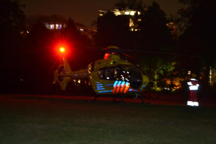 Vrouw zwaargewond uit sloot gehaald