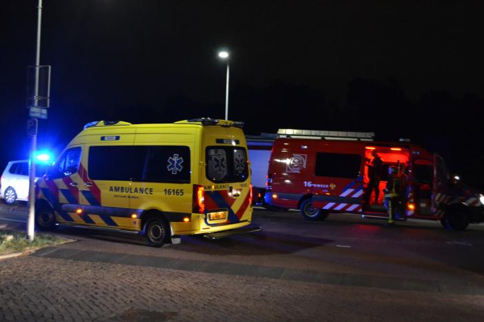 Vrouw zwaargewond uit sloot gehaald