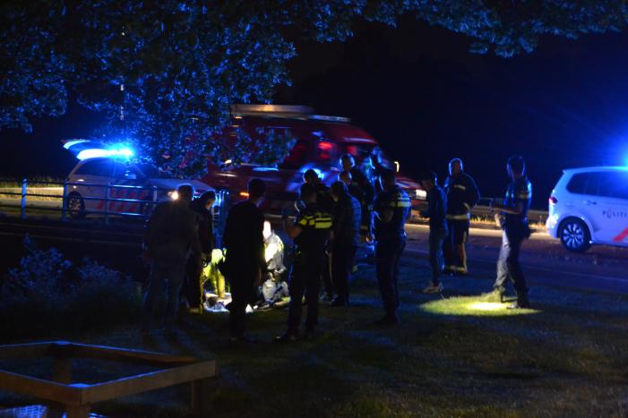 Vrouw zwaargewond uit sloot gehaald