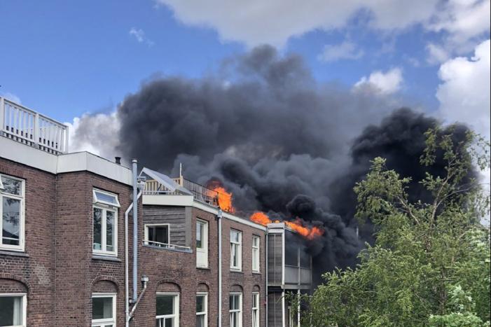 Grote brand in Oost: daken meerdere woningen volledig in brand