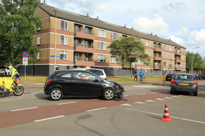 Twee auto's botsen op kruising