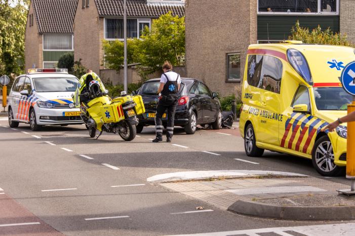 Twee auto's botsen op kruising
