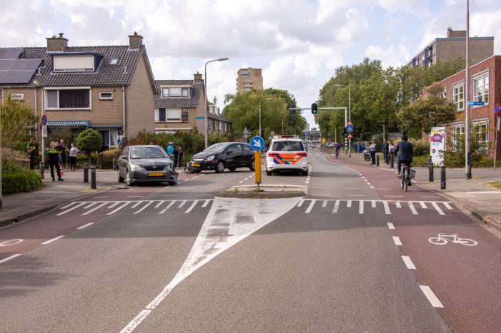 Twee auto's botsen op kruising