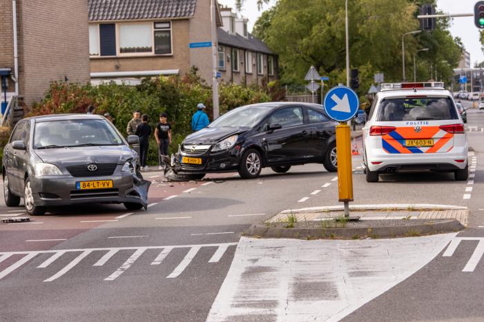 Twee auto's botsen op kruising