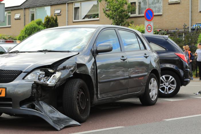 Twee auto's botsen op kruising