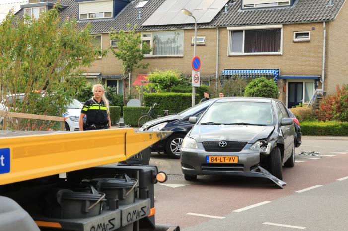 Twee auto's botsen op kruising