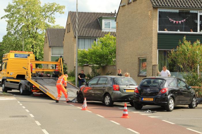 Twee auto's botsen op kruising