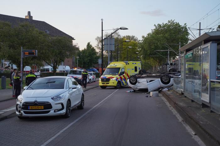 Personenauto belandt op zijn kop na aanrijding