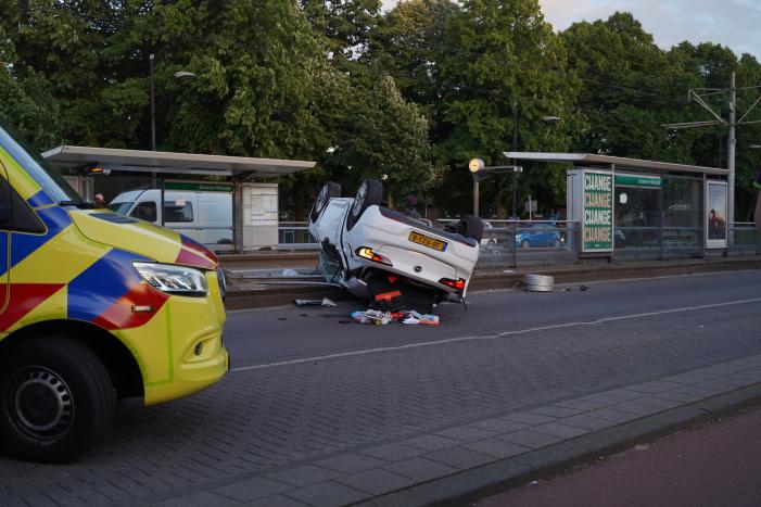 Personenauto belandt op zijn kop na aanrijding
