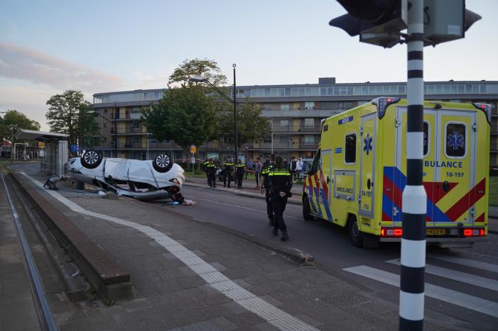 Personenauto belandt op zijn kop na aanrijding