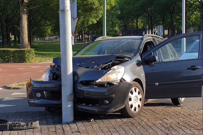 Auto knalt op lantaarnpaal, bestuurder vlucht