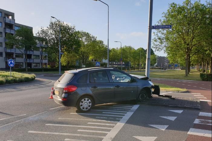 Auto knalt op lantaarnpaal, bestuurder vlucht