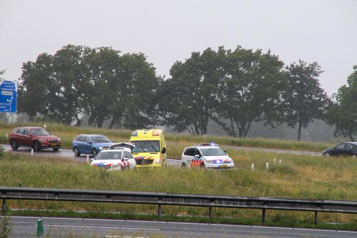 Auto vliegt uit de bocht op afrit