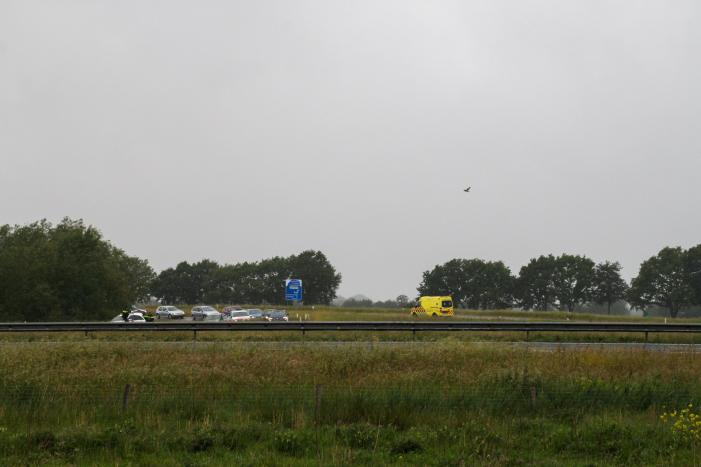 Auto vliegt uit de bocht op afrit