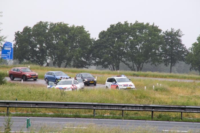 Auto vliegt uit de bocht op afrit