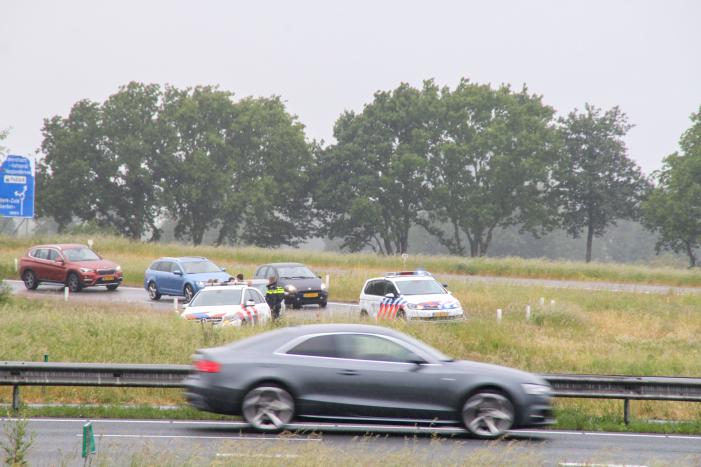 Auto vliegt uit de bocht op afrit
