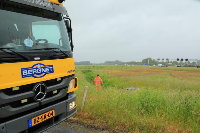 Auto vliegt uit de bocht op afrit