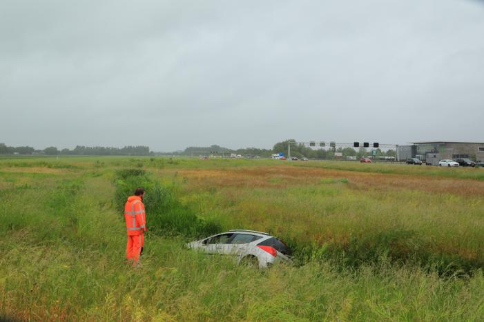 Auto vliegt uit de bocht op afrit