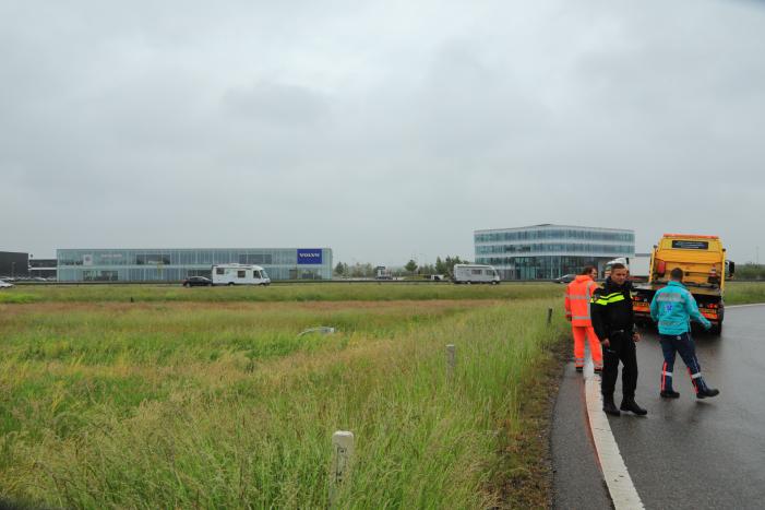 Auto vliegt uit de bocht op afrit