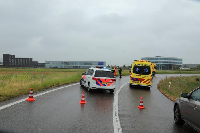 Auto vliegt uit de bocht op afrit