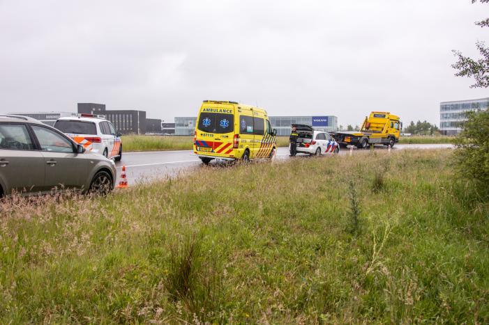 Auto vliegt uit de bocht op afrit