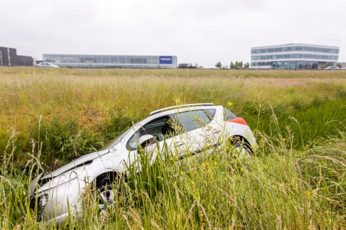 Auto vliegt uit de bocht op afrit