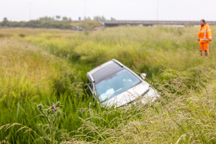 Auto vliegt uit de bocht op afrit